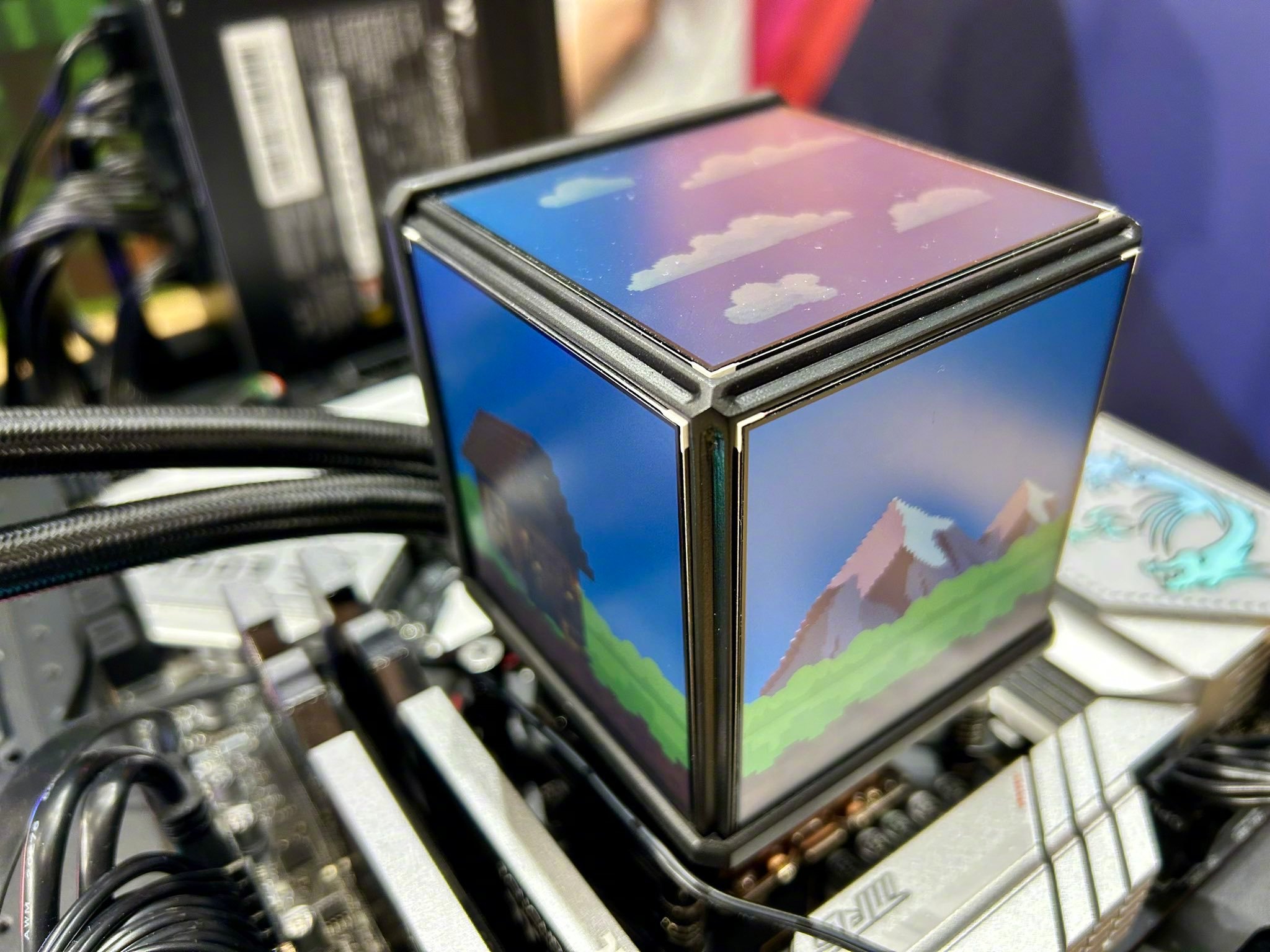 【四面屏方块冷头，曜越 MINECUBE 360 Ultra ARGB Sync