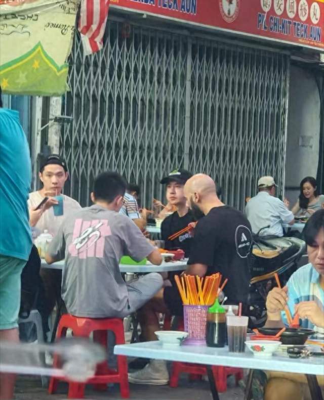 谁在马来西亚路边摊抓到王一博！埋头干饭太可爱