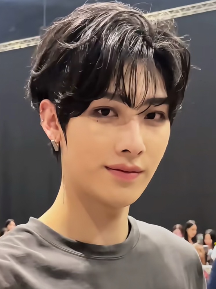 韩维辰之所以和沈泉锐缠缠绵绵争六颜一归根结底还是发量问题吧？ ​​​