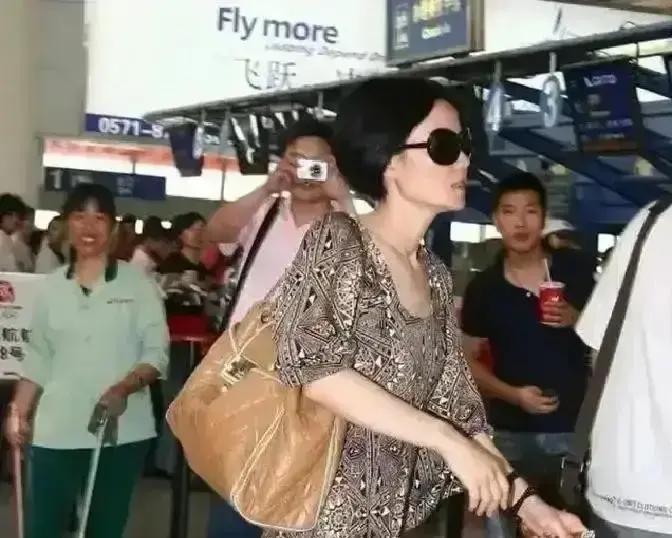 李亚鹏欠了4000万被强制执行，前妻王菲4小时能帮他筹4000万。

2013年