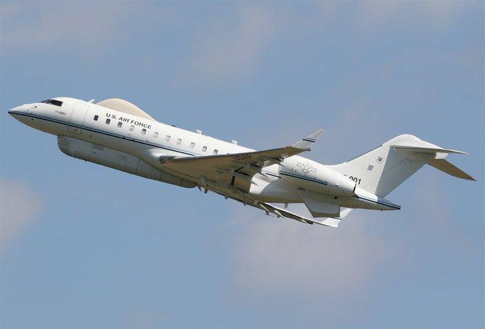 突发新闻——此时此刻，在委内瑞拉海岸，一架配备BACN型军用通信系统的美国空军飞