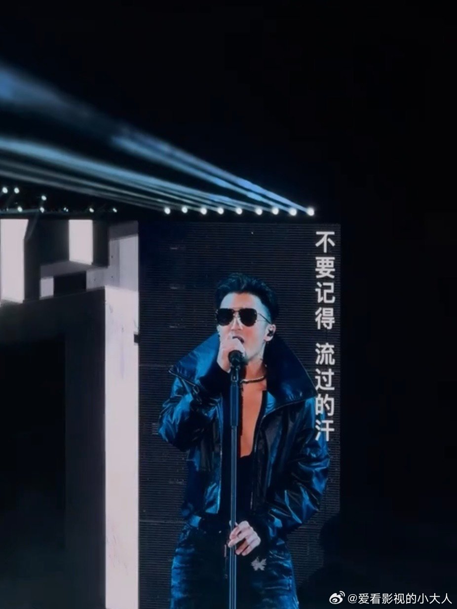 谢霆锋穿深V啥意思谢霆锋又露胸肌了 ber谢霆锋你穿v啥意思啊怎么又露胸肌了？ 