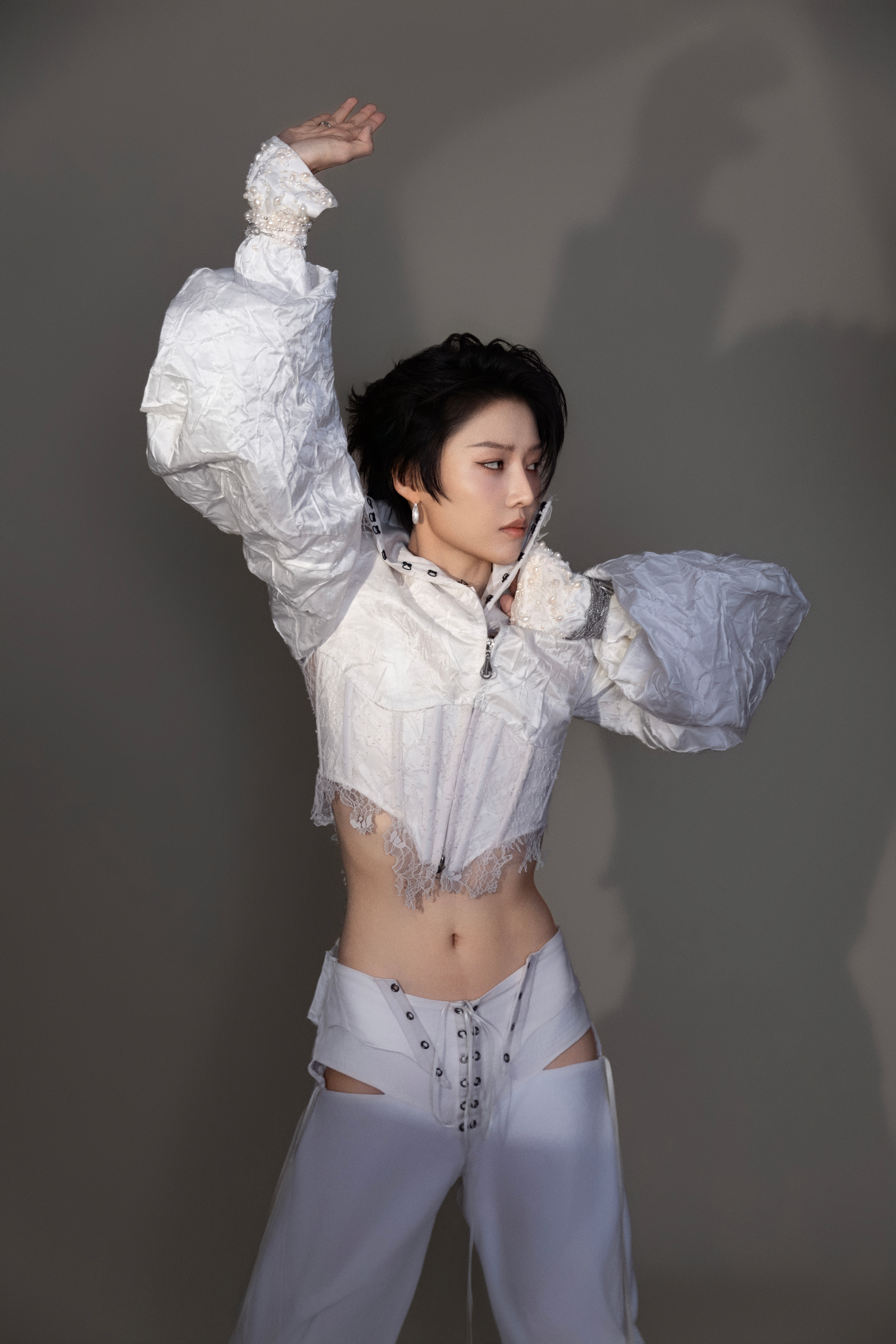 身材很好衣服很好发型不好妆容不好，没有假睫毛眼睛小两圈 