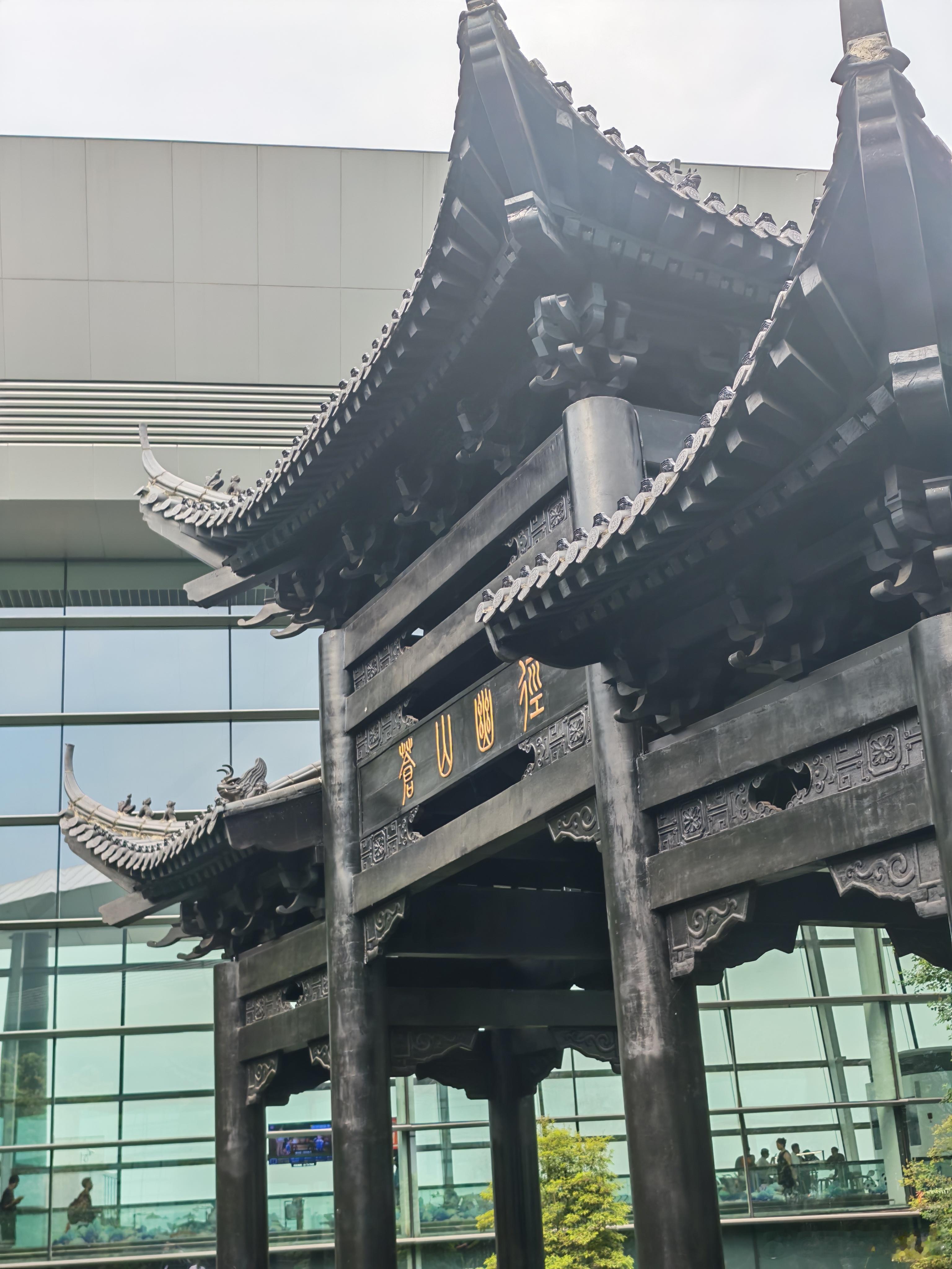 去了那么多机场，成都机场是我最喜欢的机场之一，就因为有抽烟区