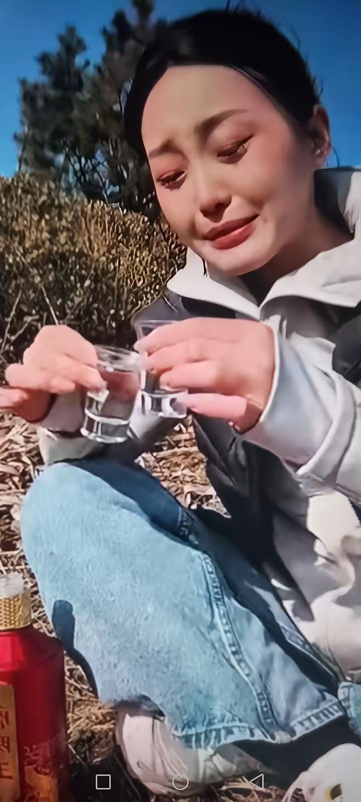 太戳心了！离世一年的父亲，突然在梦里喊住女儿：
“闺女啊，你把我丢在荒郊野外，都