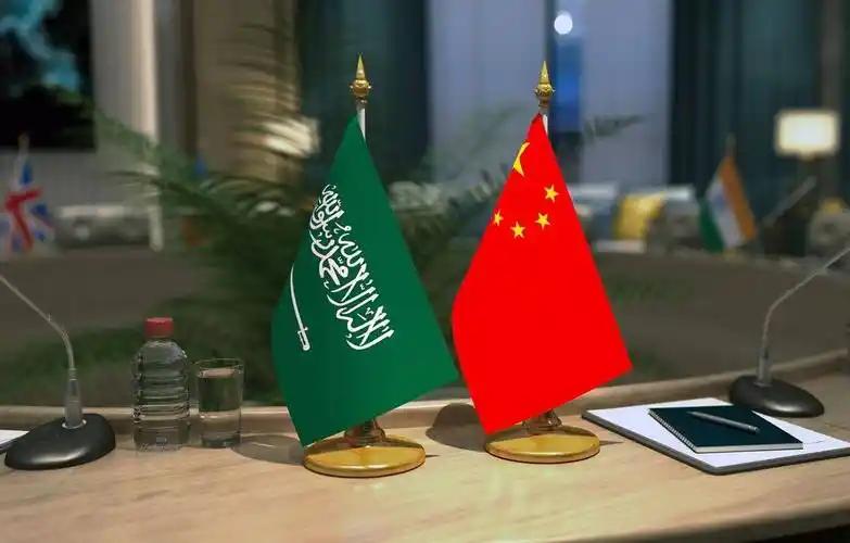 沙特只剩下了一条路！中国到底该不该帮沙特？准确来说沙特现在还是没跳出美国给中东定