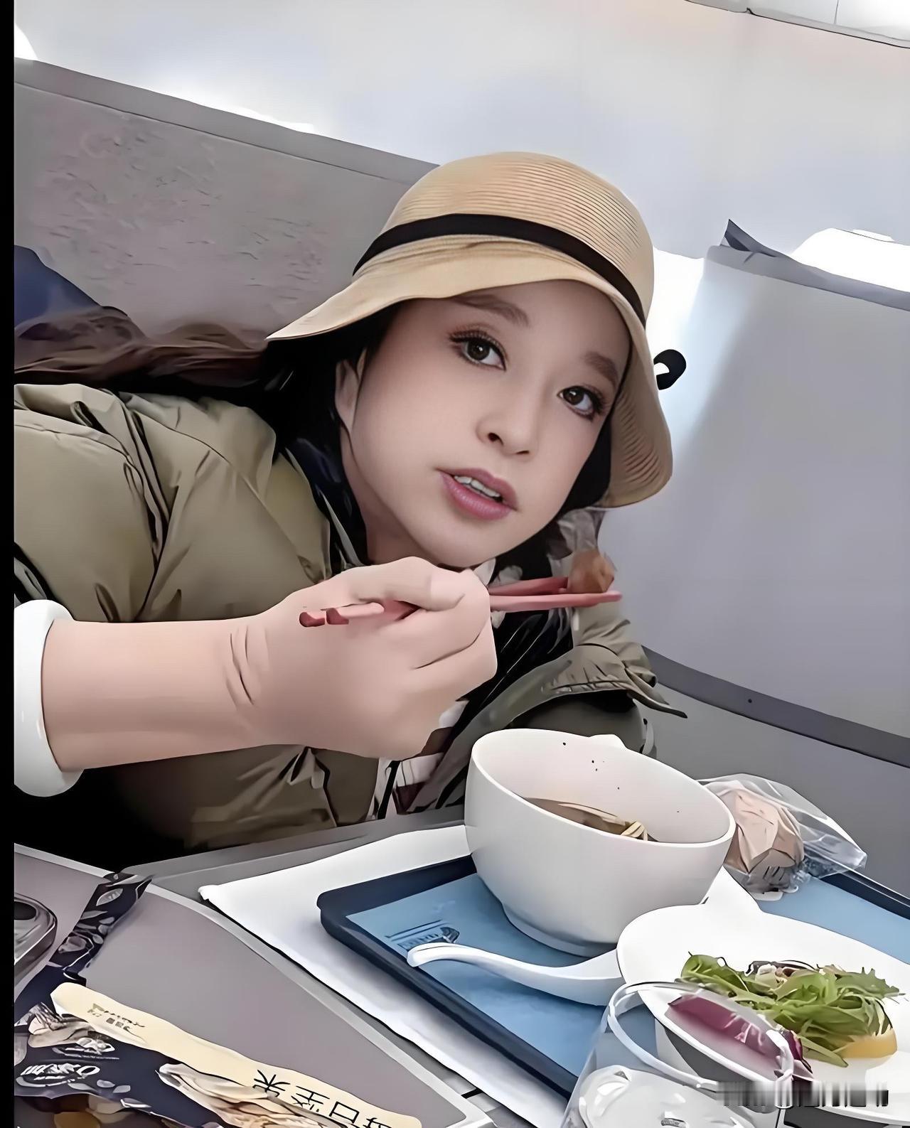 脱口秀演员房主任公开称75岁的刘晓庆是自己的偶像，真的是太有眼光了！

刘晓庆的