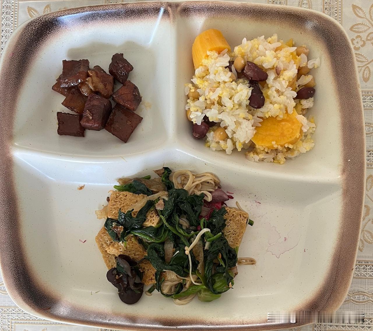 标题：44天瘦了7斤，我的减脂午餐全靠这一盘均衡饮食！

有的人减脂就是不吃饭，