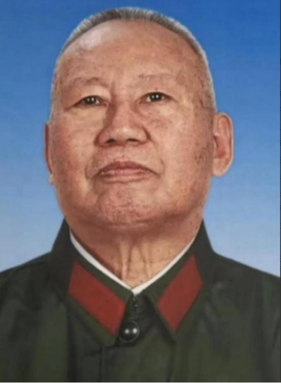 1978年，原空军副司令张积慧被撤职，被关了两年后，转业的他，到成都420厂当副