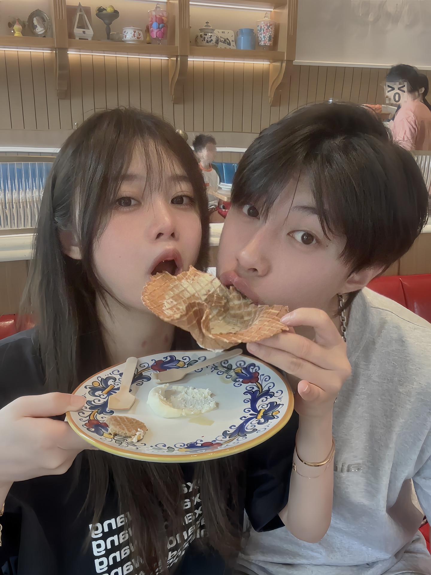 大朋友带小朋友吃🧇🍦咯