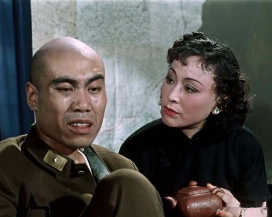 这个反差是不是有点大？
       是服装的问题，还是演技太好？