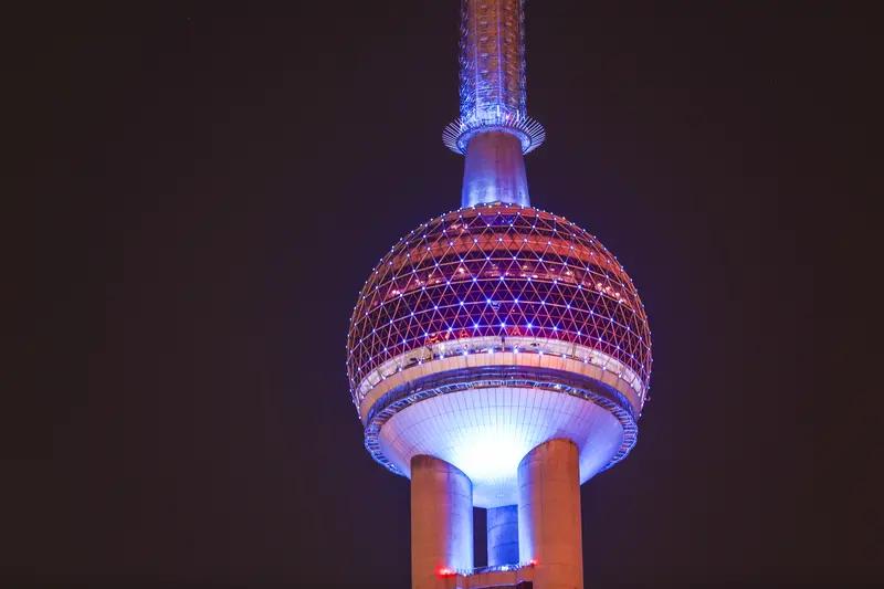 “西山绿竹千年翠，东方明珠万年彩”这对联对得挺妙。“西山”对“东方”，一西一东，