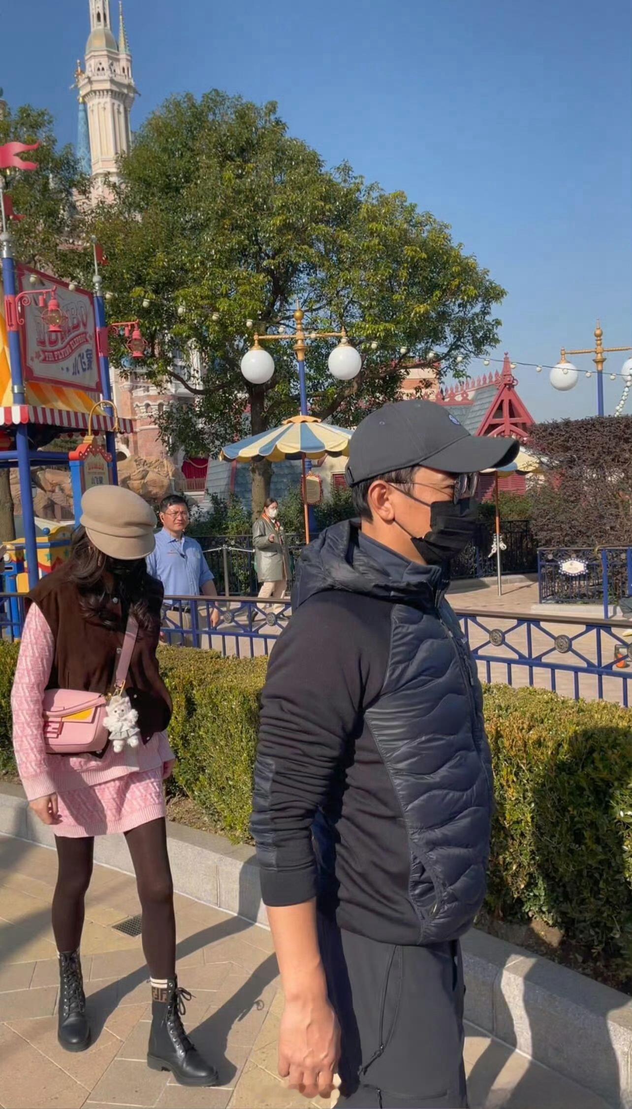 唐嫣罗晋前段时间被偶遇一起带娃了🤔 