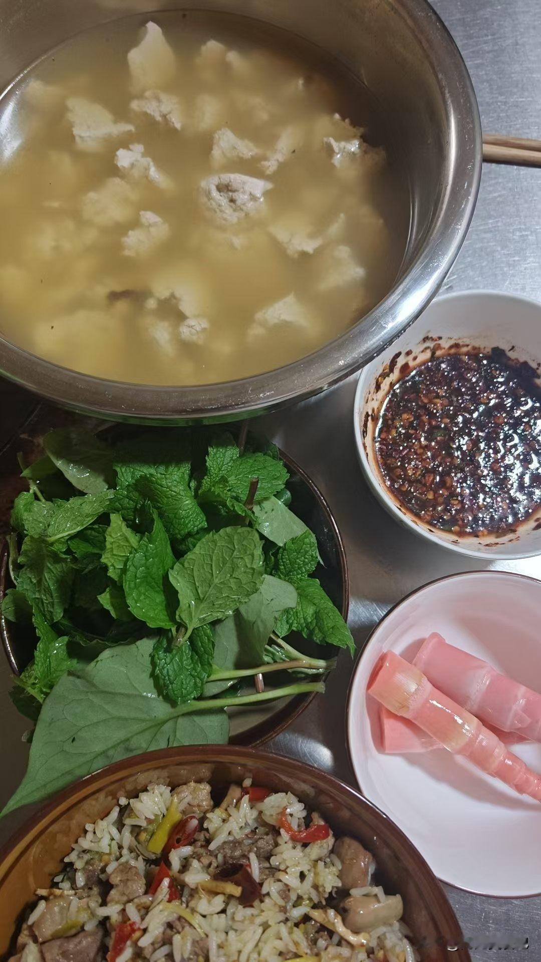 今天晚餐吃了豆花饭，这玩意儿我以前在湖南和广东很少见。搬到成都后，街头巷尾好多卖