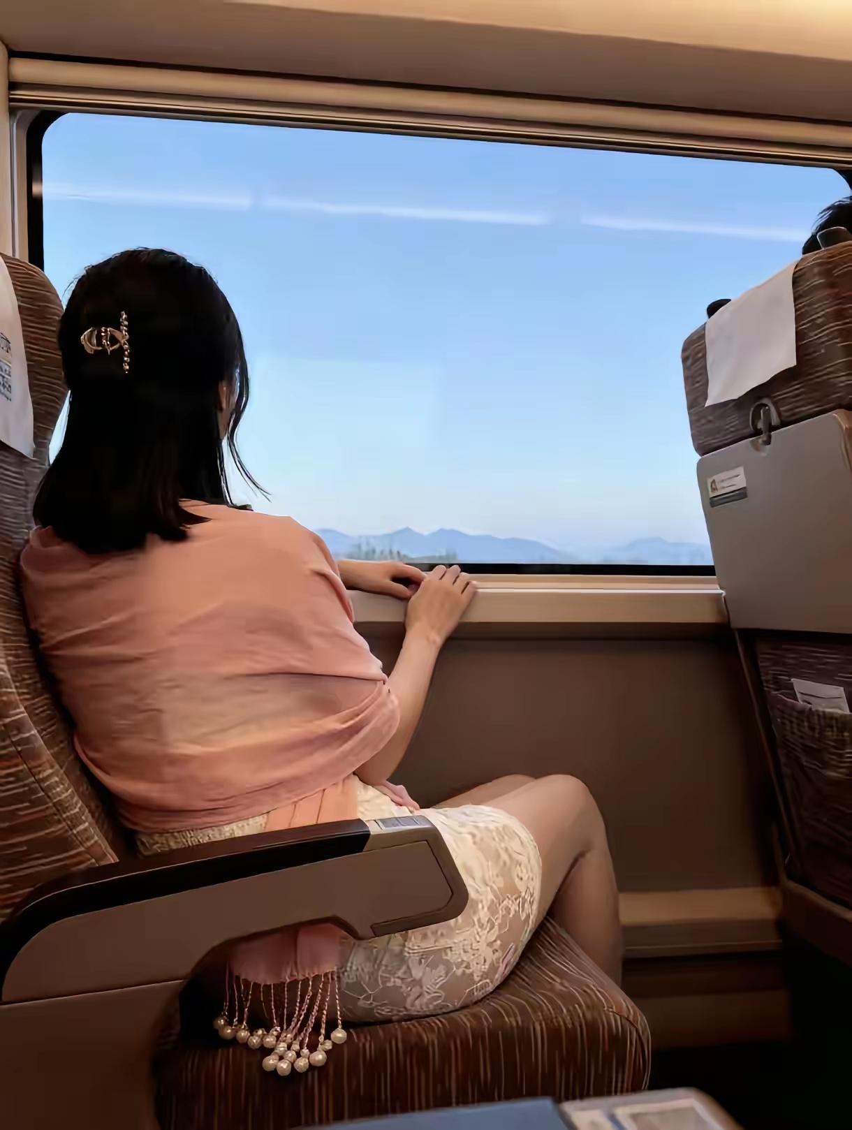 高铁车窗框住了天边的蓝，粉色的温柔裹着奔赴的期待，一路向前的旅途，连窗外的风景都