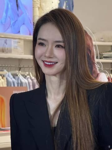 谁还没看戚薇今天线下活动生图我都会伤心的OK？原相机直出颜值依旧在线，all b