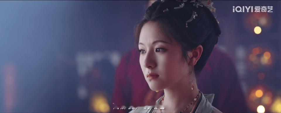 秦莞一个眼神燕迟他慌了千燕莞语这对是真的锁死了，眼里心里就没给别人留位置。秦莞一