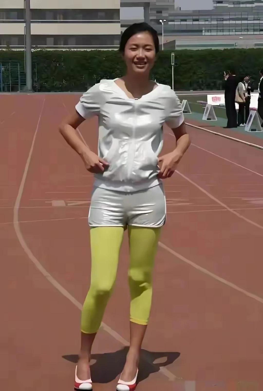 读书时的徐静蕾其实挺路人的，皮肤黑黑的不算起眼，不过身材倒是管理得相当可以！