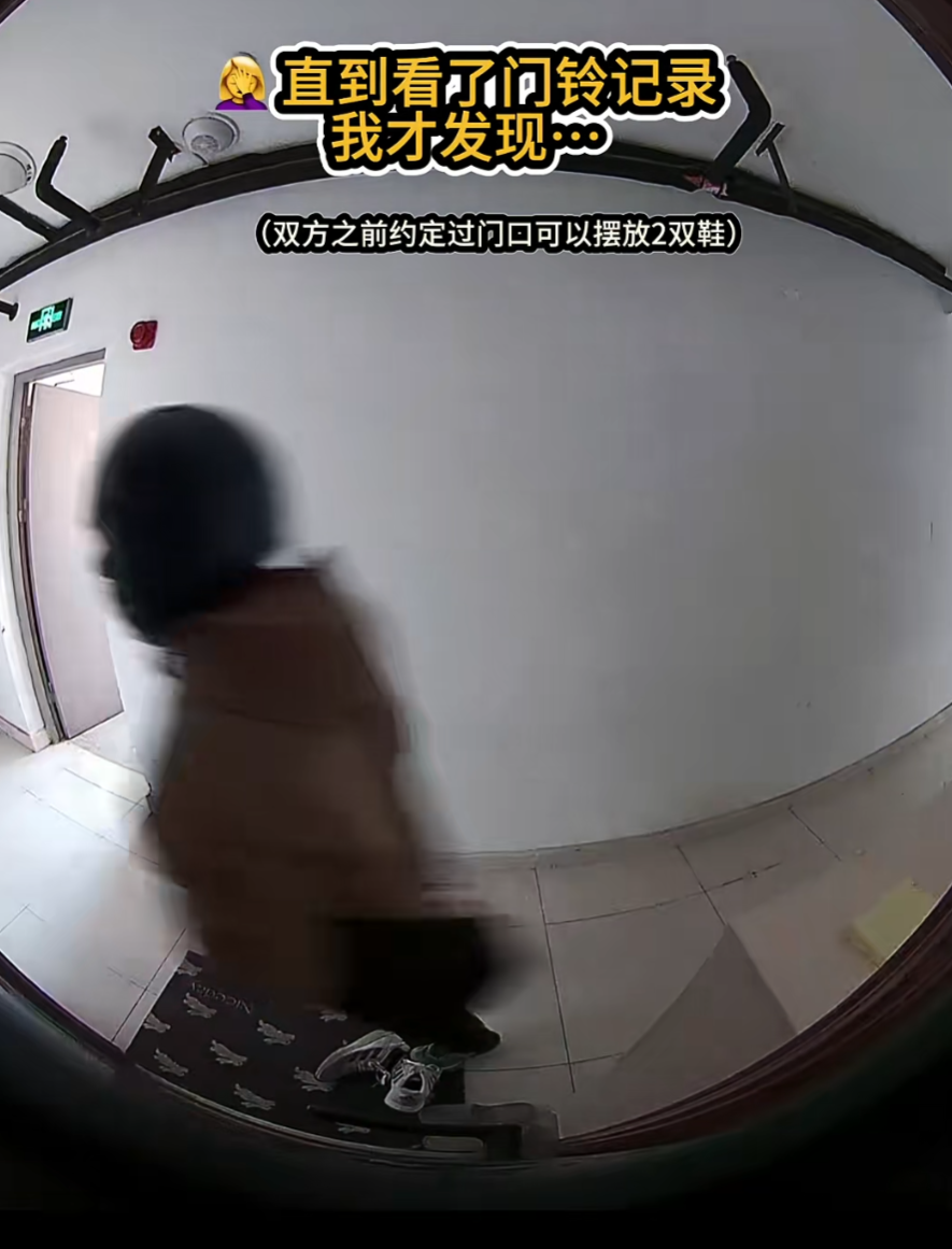 邻居恶意踩踏门口鞋子，女子放粘鼠板反击！全网蹲后续，网友吵翻