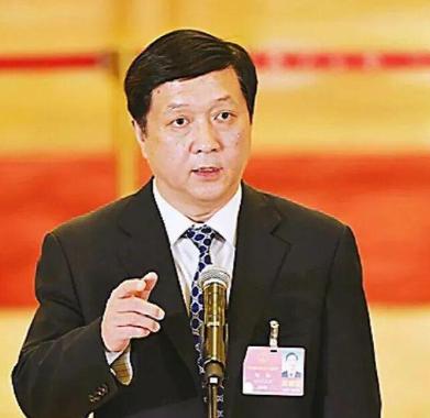 就在这两天，中科院的官网上，有个变化。
歼 - 20 的总设计师杨伟，简历被撤。