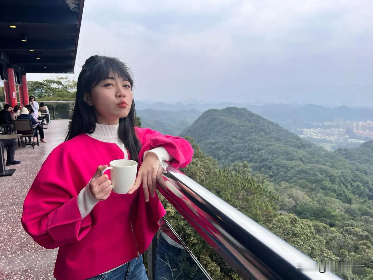 民进党的高嘉瑜虽然在2024年选举中连任失败，但生活似乎没有受到任何影响，选后的