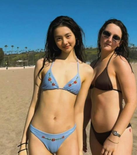 黄多多正式进入娱乐圈！
3月19日，黄磊的女儿黄多多在美国晒出自己穿比基尼的性感