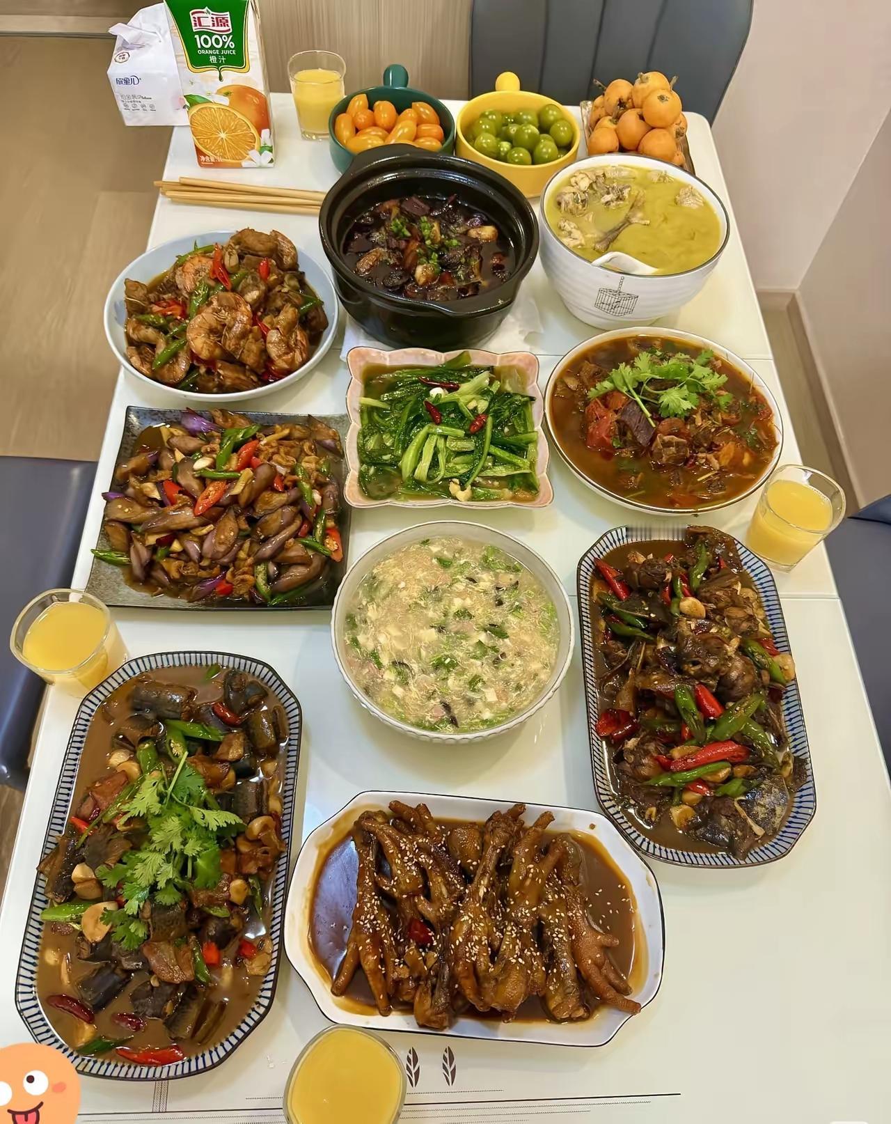 回娘家我做饭，回婆家我做饭，家里来客人了还是我做饭，次次饭不同，虽然很累，但看到