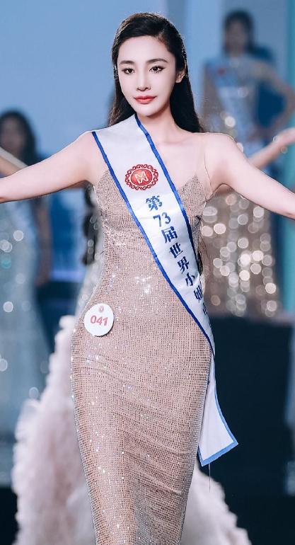 14岁那年，陈蕾娜第一次穿上高跟鞋，差点摔在青岛海之魂艺术学校的地板上。183c
