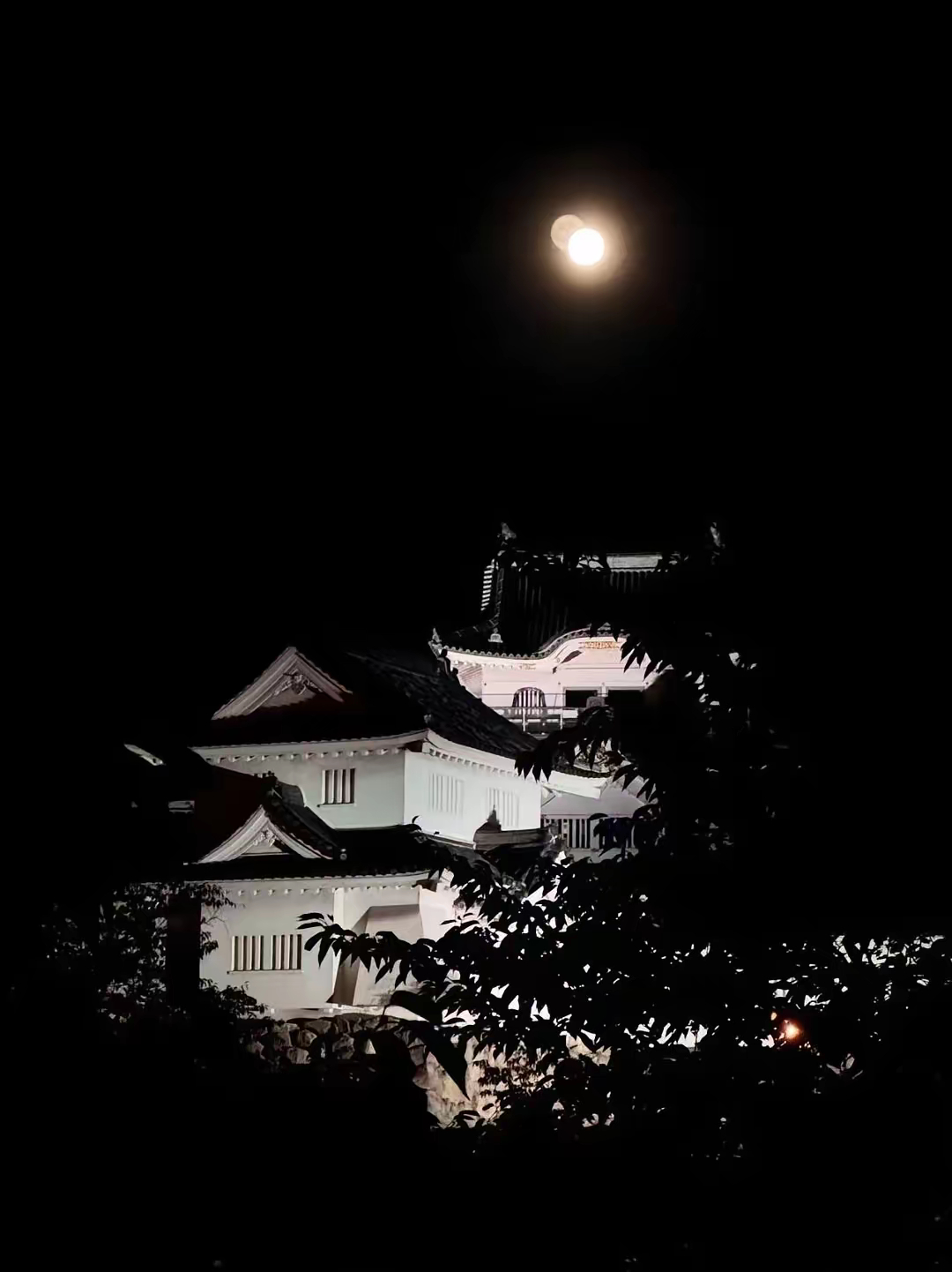 中年男人似乎都得了一种病,叫做无兴趣综合征：泡妞吧,担惊受怕。旅游吧,感觉哪里都