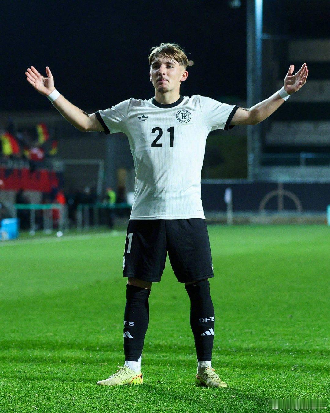 【进步巨大】罗马诺：17岁的伦纳特-卡尔在数个月前与拜仁签下一份新合同，现在拜仁