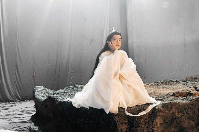 #玉骨遥[超话]##肖战时影片场照好绝# 不愧是肖战，真的太适合战损妆了，太帅气