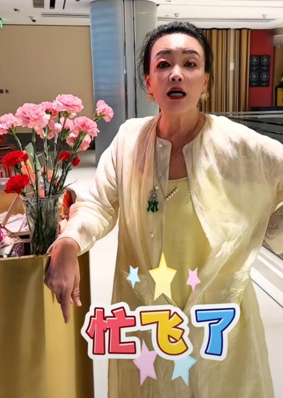张兰一句话曝光麻六记线下店的实际情况。张兰又到麻六记线下店了，经过一圈的巡店她又