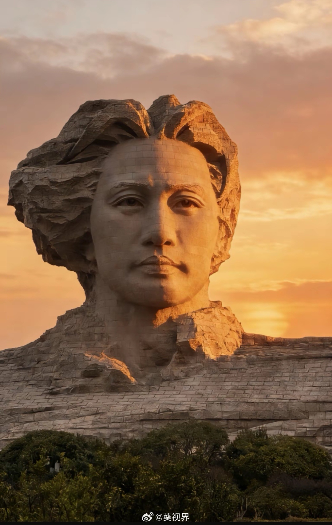 在橘子洲头教员像视频下看到的评论。爸爸，他怎么没有身躯呀？宝贝，整个祖国都是他的