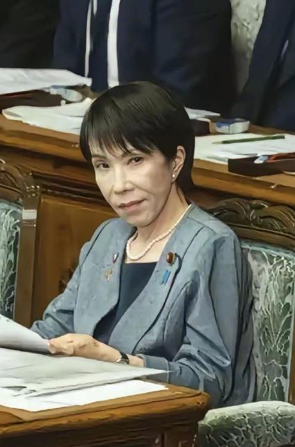 中日关系迎来超级大反转！曾经对华强硬拉满的日本首相高市早苗彻底换了画风，主动放低