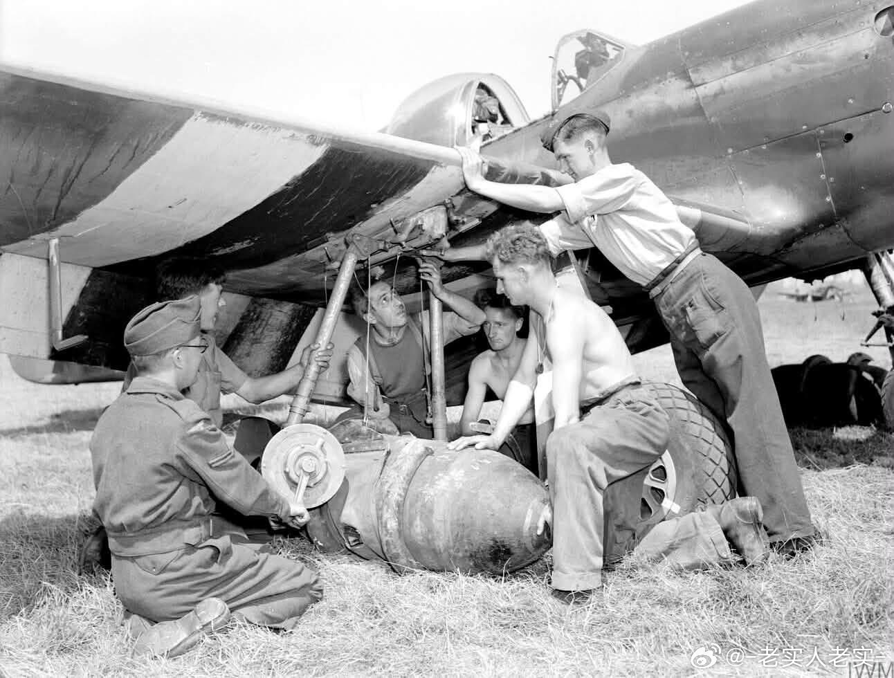 皇家空军122中队的地勤正在为一架野马MKIII挂载1000磅炸弹，摄于1944