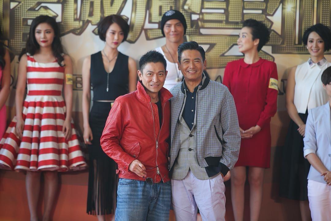 这张合照，最吸睛的不是胖瘦合度、丰神隽逸的周润发，也非穿着红皮衣、目若朗星的刘德