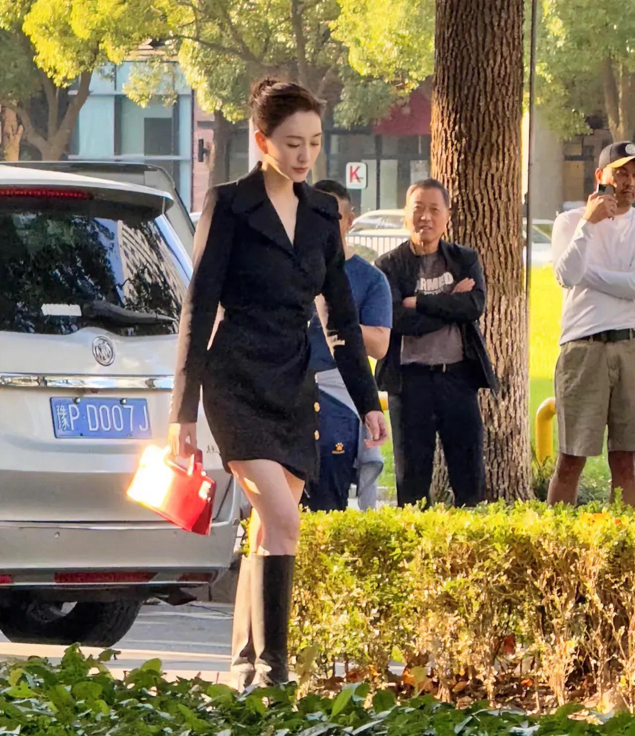 路人镜头下的李小冉，苏州尼盛广场李小冉在拍戏，现实中的她真的比镜头里还好看，身材