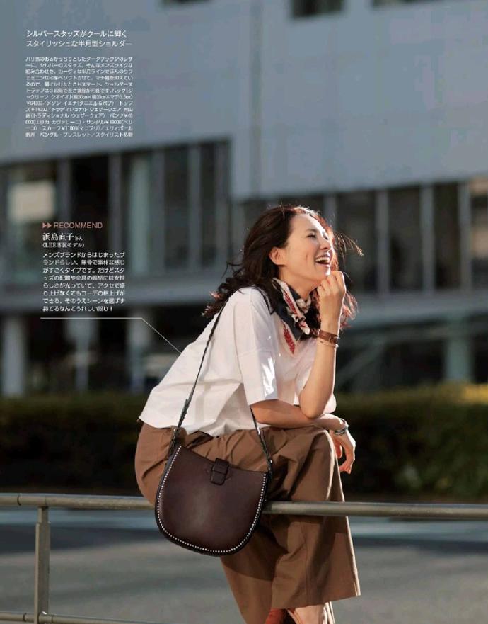 “白色T恤+印花丝巾”，解锁夏日最高级的穿搭！

穿搭公式｜纯色T与丝巾，“繁简