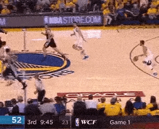 许多00后球迷不知道一件事：“为啥防守库里一定要从半场位置开始”？
2015年开