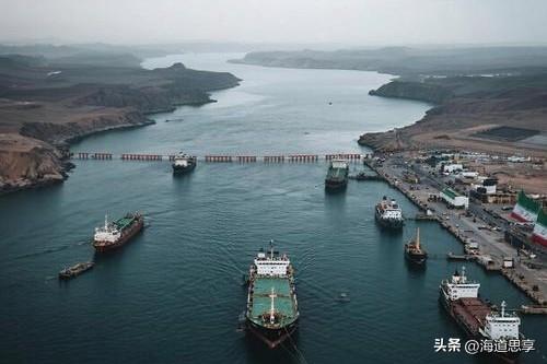 伊朗突然放话！霍尔木兹海峡要设“收费站”！这步棋，看似霸气，实则是困兽之斗？
根