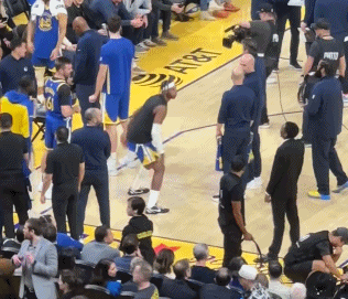 整活！追梦这投篮真是一言难尽！
在昨日勇士与开拓者的比赛间隙，追梦从背后偷袭正在