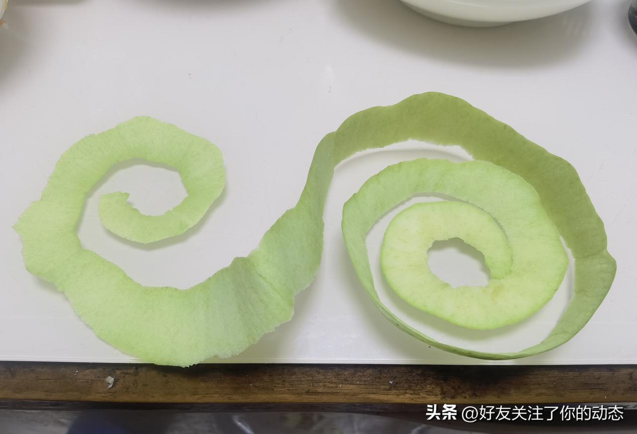 没有下联，就削个苹果吃。

苹果皮也是一道美丽的风景。
果肉香甜，吃完胃子舒服许