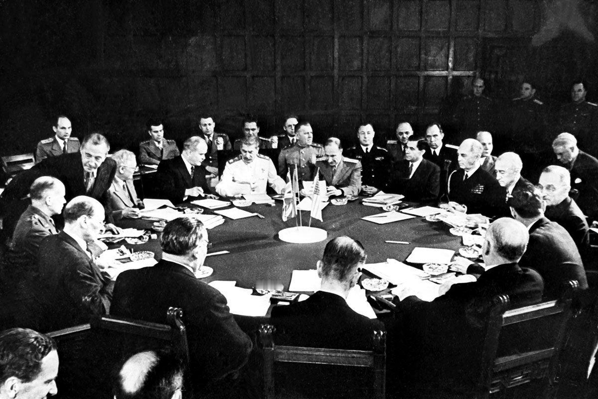 飞扬军事 1945年8月14日，日本政府照会美、英、中、苏四国，宣布接受《波茨坦