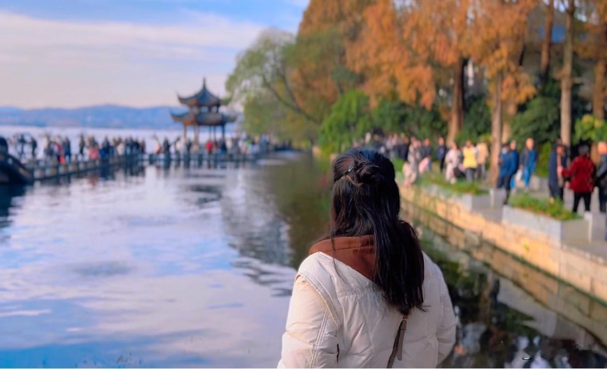 我支持全国景区免票。
当今社会，只要出门就必须花钱，已成为普遍的生活常识。出门旅