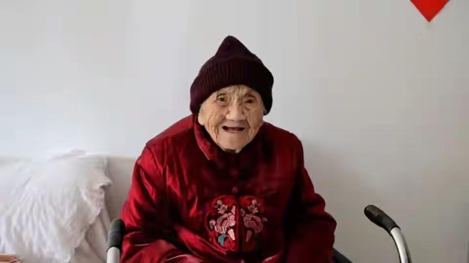 郑州115岁的李陈氏，出生于清朝的“老宝贝”：爱吃肥肉，90多岁还踩缝纫机为重孙