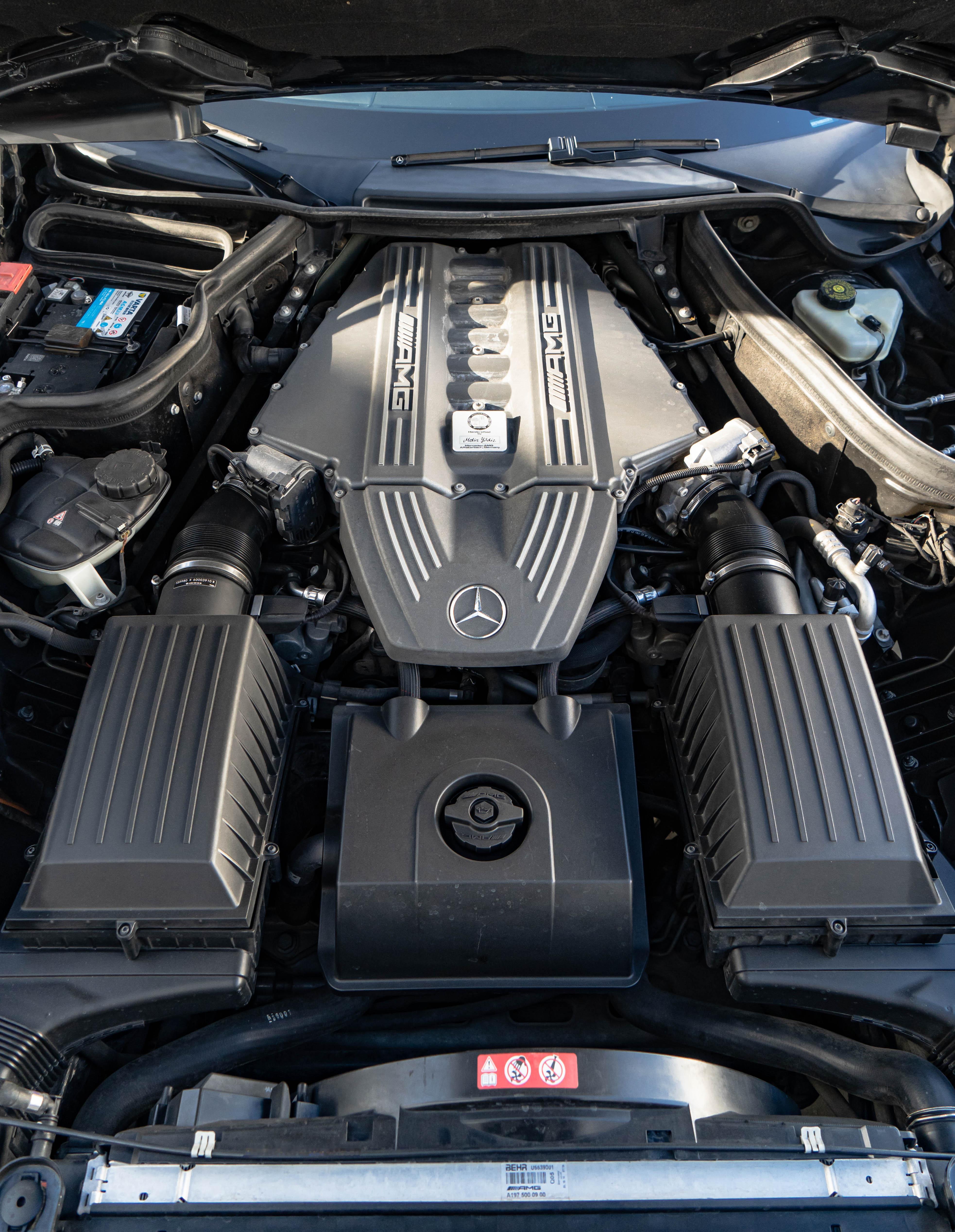 跑车很容易过时的 新款一出来你开老款很没面子的但SLs不一样 新款气场压不住它 