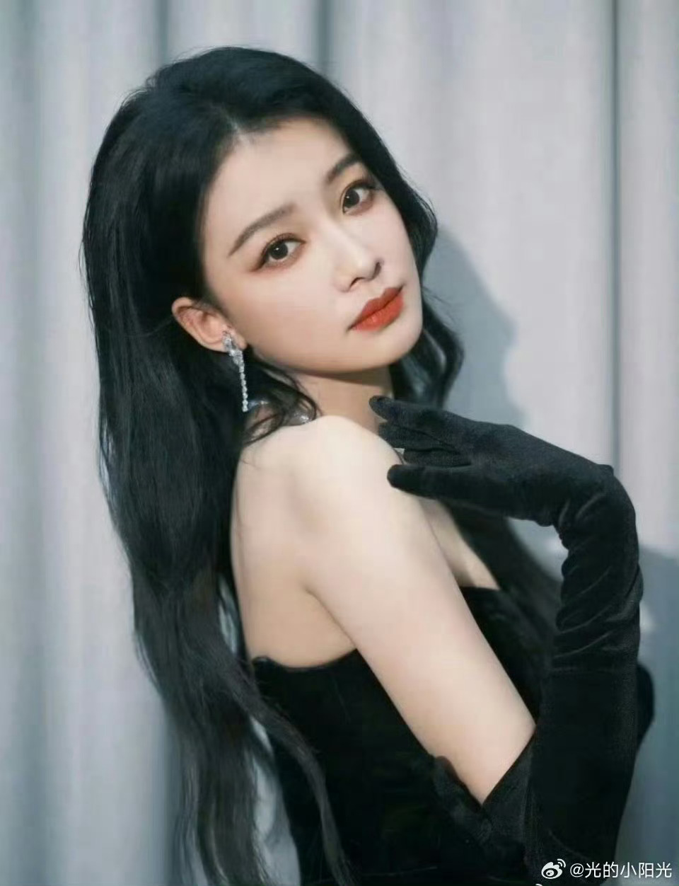 孙怡说我看那玩意儿干啥啊直播本为节目预热，却因未剪辑的即兴互动意外暴露真实状态。