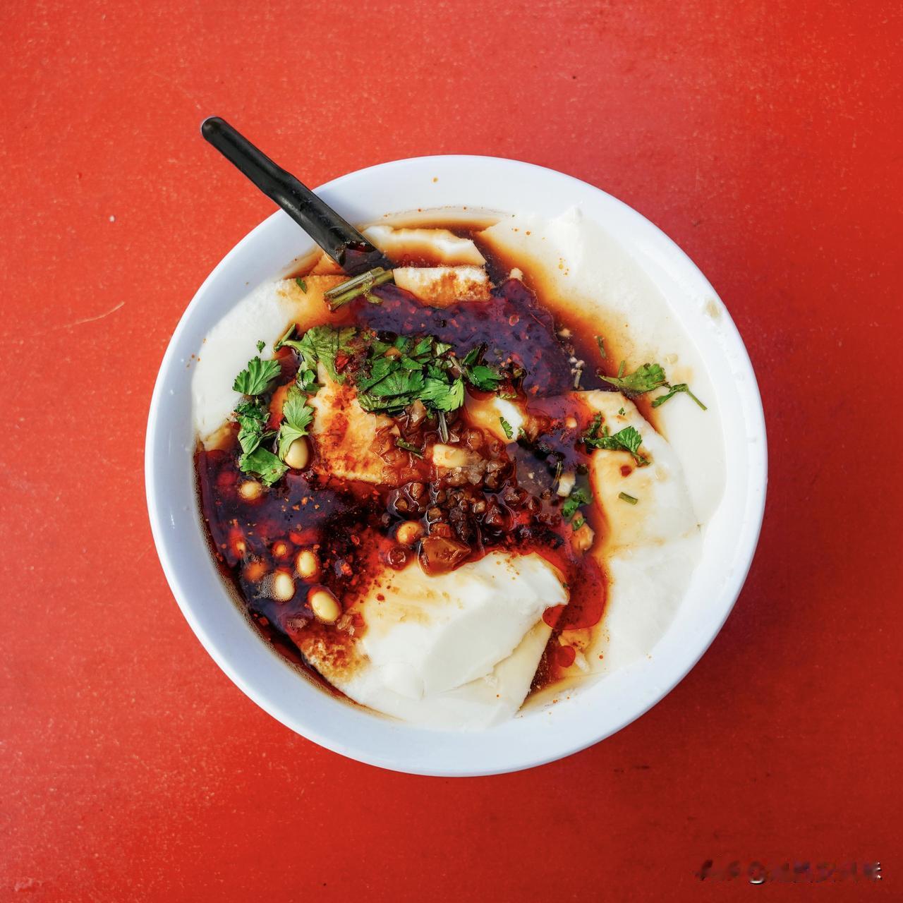 路边随便找了个摊摊，坐下来吃了碗豆腐脑～  你们早餐都吃了啥？？#吃在西安#