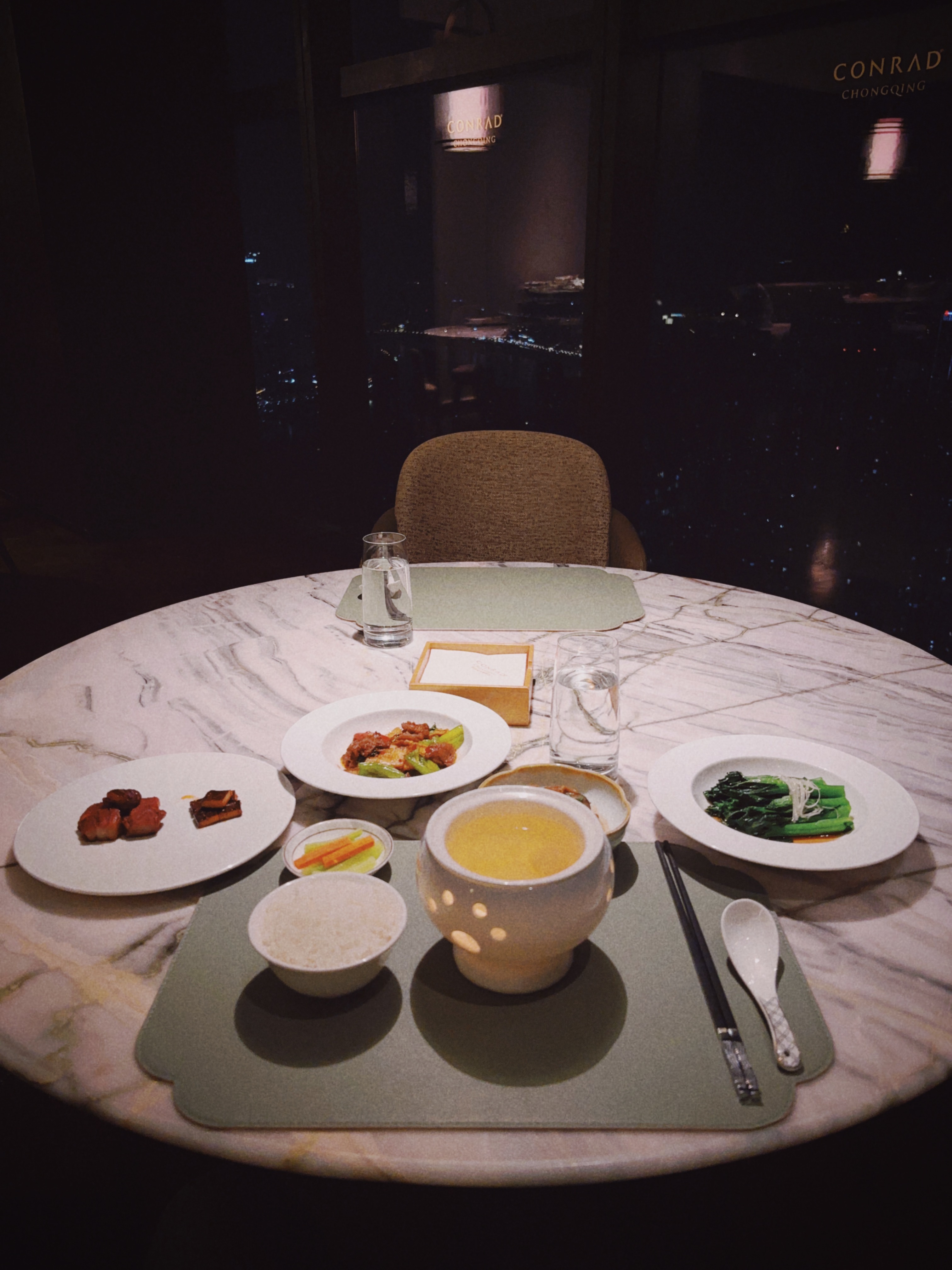 酒店工作人员竟然认识我，说是我们高转的铁粉，经常看我们几个的节目，哇，受宠若惊，