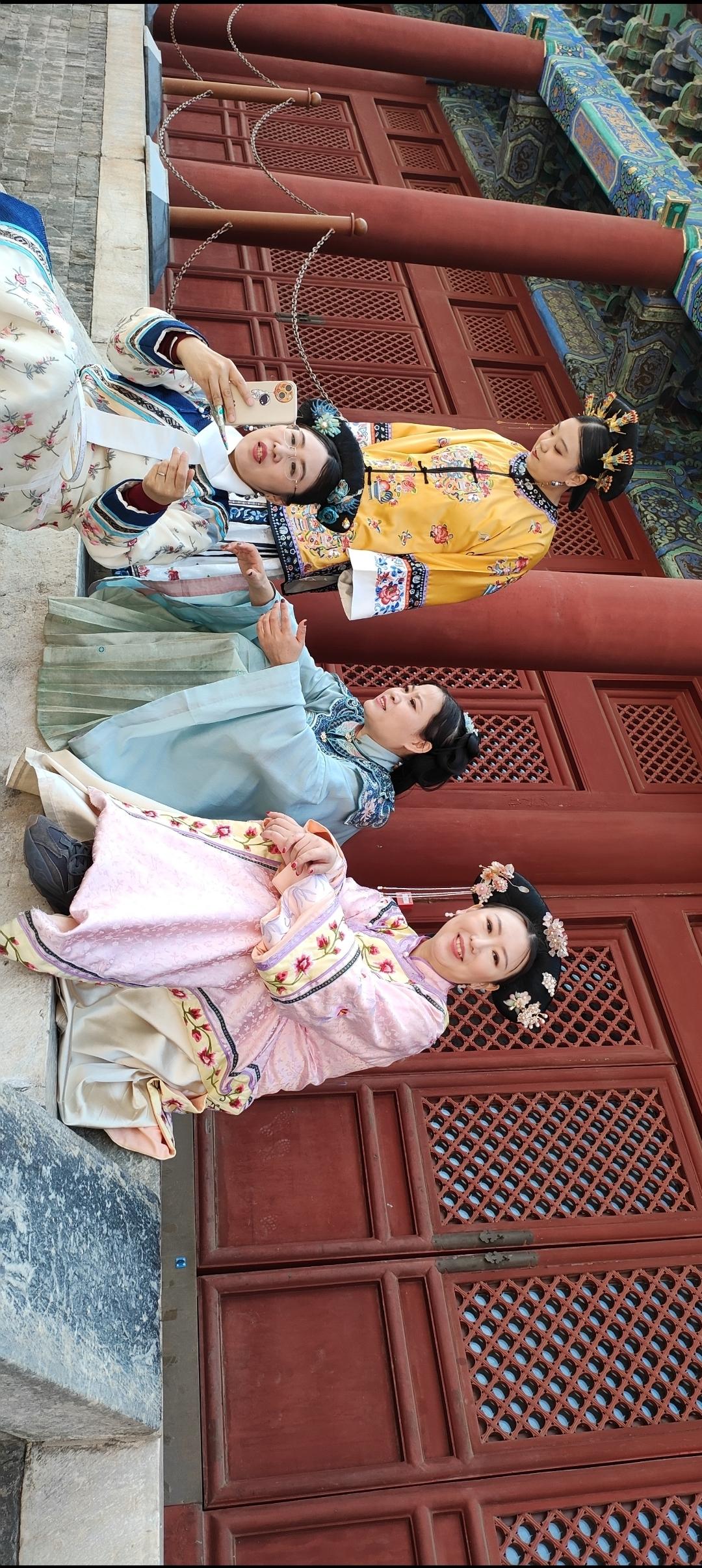 穿越回古代，打卡故宫红墙，汉服美女惊艳亮相！👗📸